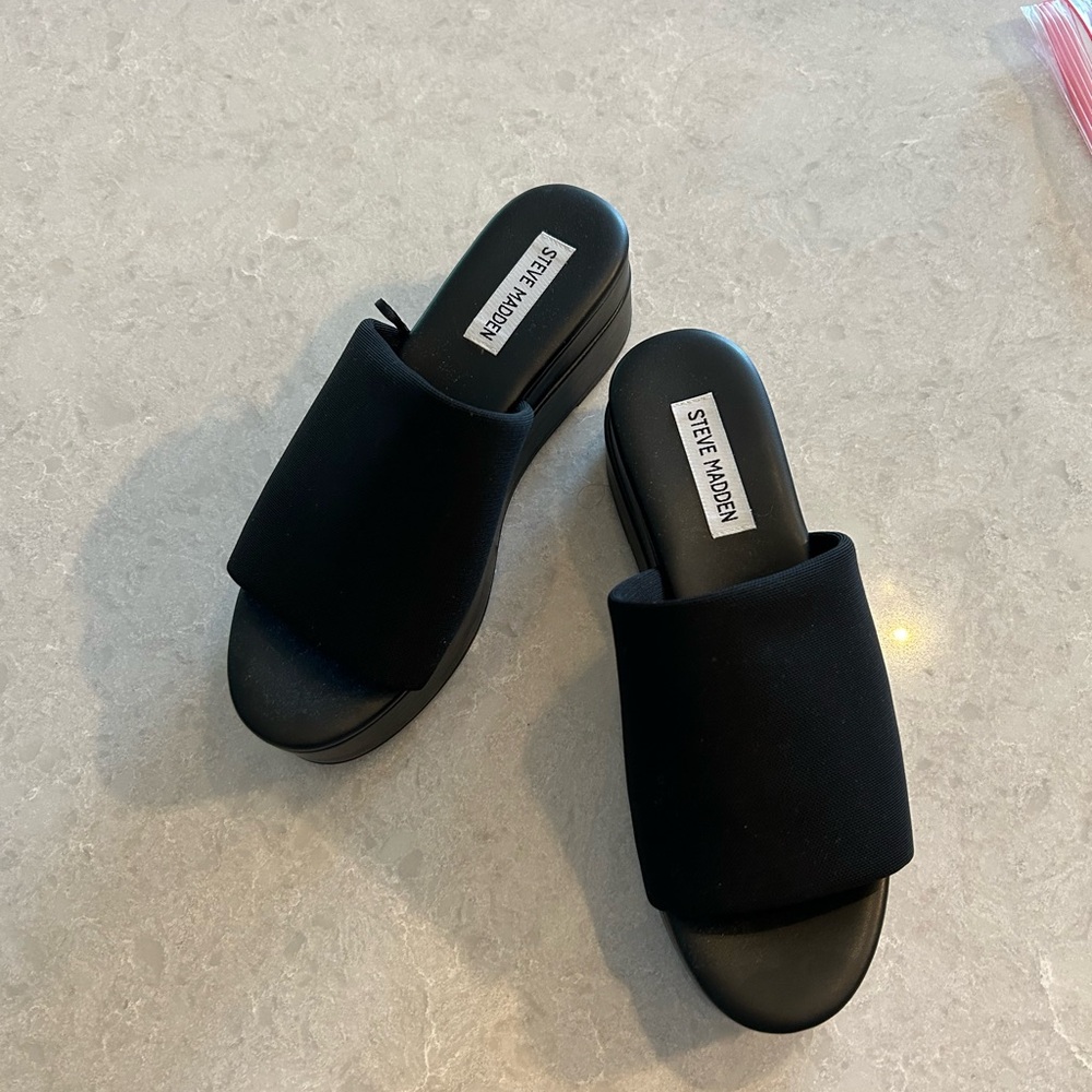 Steve Madden size 8 black platform slides